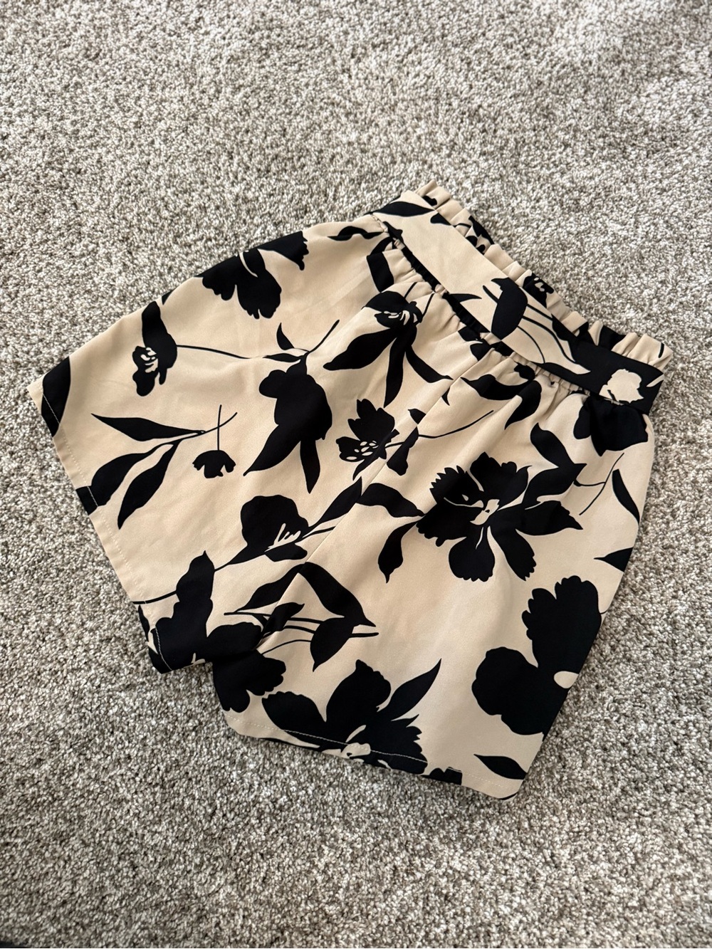 🚨Price Drop🚨 NWOT High Waist Floral Paperbag Shorts - Beige & Black - Picture 4 of 7